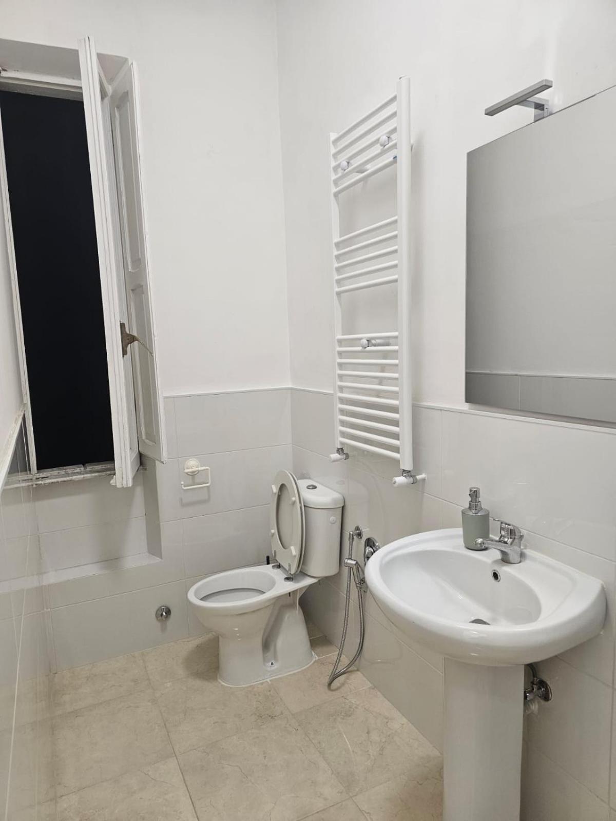 Raynova Hotel Rome Bilik gambar